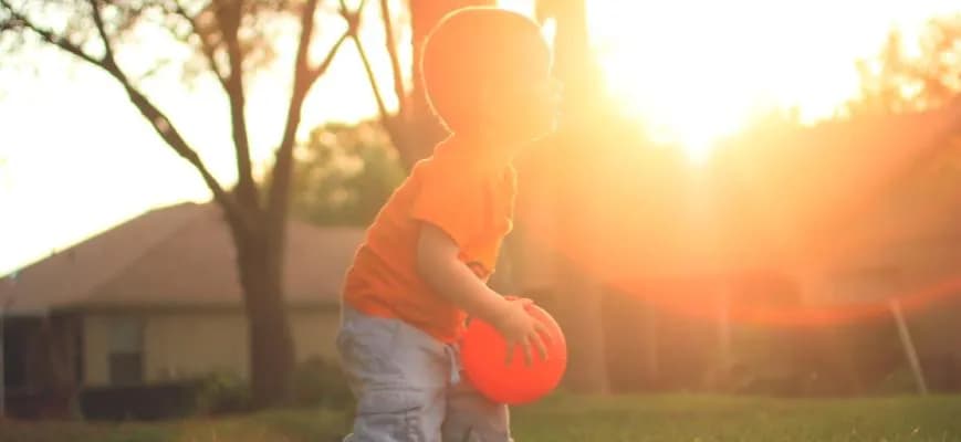 Zabawy integracyjne z piłką, które rozweselą dzieci i wzmocnią zespół